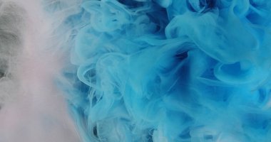 Duman bulutu. Mürekkep suyu. Mavi beyaz buhar, gökyüzü akışı gibi yayılan sisi soyut arkaplan dokusunu yansıtır.