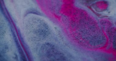 Akrilik taşması. Dalgalı sıvı. Pembe benekli Grunge akıntısı. Metal parıltı. Zıt boya pıhtılarının ortaya çıkması tuvalin yüzeyini parlatıyor..