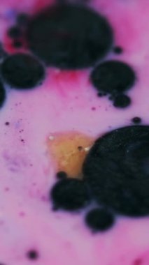 Dikey video. Boya baloncukları. Mürekkep damlası. Odaklanmamış pembe, kırmızı, mavi, mavi, harmanlanmış, yüzen yağ parlatıcı, ıslak, desen, soyut sanat arka planı..