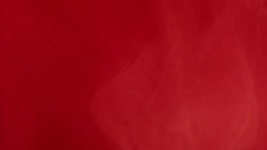 Buhar akışı. Buharlı arka plan. Sis animasyonu. Parlak, soyut toz rengi sis bulutu parçacıkları üzerinde kırmızı boya dumanı uçuşuyor..