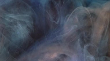 Sihirli sis. Parıldayan duman. Fantezi sisi. Buharlı hareket boya mavi mor dalga soyut sanat arka plan parlak mistik buhar hareketi.