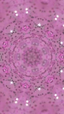 Dikey video. Parlak kaleydoskop. Shimmer mozaiği. Odaklanmamış pembe beyaz gümüş rengi geometrik süsleme deseni ışıldayan pullar soyut sanat arkaplanı parçacıkları.