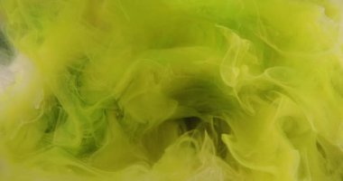 Duman girdabı. Boya bulutu. Neon sarısı yeşil mürekkep karışımı su sıçrama deseni soyut sanat arkaplanı gibi rüya..