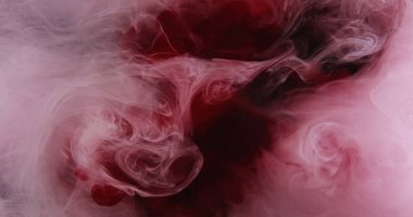 Sis bulutu. Boya sıçraması. Pembe renkli mürekkep damlası soyut sanat arkaplanı yayarak duman dokusunu harmanlıyor.