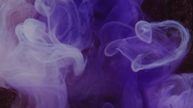 Akrilik sıçrama. Neon sis dalgası. Bulanık mor boya akışı sualtı patlaması yayıyor duman dokusu soyut sanat arka planı.