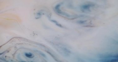 Mermer akışı. Dalga boyası. Koyu benekli altın parıltılı ışık akıntısı. Çelişkili boya pıhtılarının ortaya çıkması, yüzeyi diş minesi deformasyonu deformasyonuyla yıkaması..