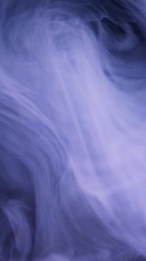 Dikey video. Renk dumanı. Boya bulutu. Mürekkep sıvısı karışımı. Odaklanamayan mor sis yüzen boya girdap gibi su akışı hareketi koyu siyah soyut sanat arka planı.