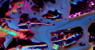 Parlak taşkınlık. Nehir boyası. Yanardöner röflelerle metal yüzeyde renkli sıvı transit. Düz olmayan folyo üzerinde yayılıyor düz boya dalgalı çalışıyor.