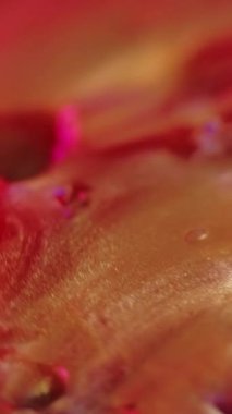 Dikey video. Parlak gradyan mürekkep. Lüks boya. Parlak doku. Odaklanmamış altın rengi kahverengi parlaklık ışıltılı sıvı yağ kozmetik sanat arka planı.