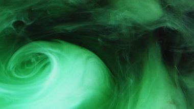 Duman bükme. Mürekkep suyu. Parlak yeşil boya dokusu, siyah üzerine girdap hareketi, soyut sanat arka planı, mistik sis yayıyor..
