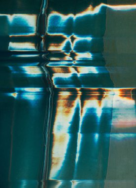 Kırık ekran. Arıza örtüsü. Renk bozulması. Mavi turuncu beyaz ışık çizgileri çizer toz parçacıkları dokusu çizik koyu çizim sanatı soyut arkaplan.