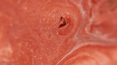 Parlak mürekkep sıçraması. Sıvı dökülmesi. Odaklanmamış turuncu renk parıldayan mermer dokular akış devinimi soyut sanat arkaplanı.