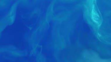 Parlak resim. Parıltı yanıp sönüyor. Odaklanamayan parlak mavi, soyut modern sanat arka planında ilerleyen mürekkep dumanı bulutu serpti.