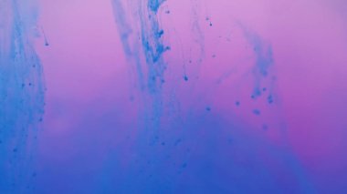 Soyut parlak. Boya sıçraması. Odaklanamayan parlak mavi pembe renkli akışlar sıvı sihirli dumanlı bulutlar modern sanat arkaplanını açıyor.