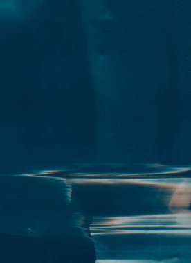 Arıza örtüsü. Çatlak ekran dokusu. Beyaz turuncu renk ışığı, dijital bozulma dalgaları, ekran kusurları, toz çizgileri, koyu renk illüstrasyon sanatı, soyut arka plan..