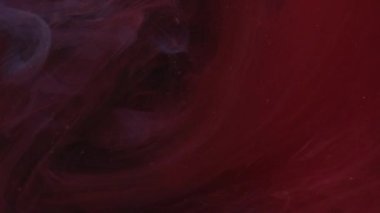Karanlık sis akışı. Mürekkep suyu karışımı. Odaklanmamış kırmızı mavi renk toz parçacıkları yüzen buhar bulutu girdabı hareket soyut sanat arkaplanı ortaya çıkarıyor.