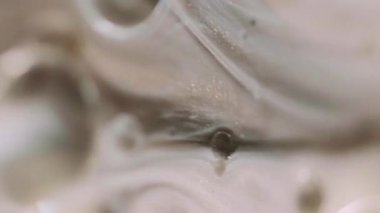 Bulanık köpük. Pırıltılı sis. Odaklanmamış beyaz bronz bej rengi şeffaf köpükler yüzen mürekkep akışı hareketi soyut sanat arka planı.