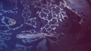 Sabun karışımı. Köpüklü sıvı akışı. Odaklanmamış mavi sarı renk yağ dokusu koyu soyut sanat arka planında sıvı dalga hareketi.