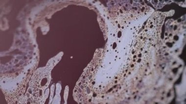 Sabun mürekkebi. Kimyasal sıvı. Odaklanmamış mavi renk baloncukları dokusu, emülsiyon, koyu siyah soyut sanat arka planında akış dalgası hareketi..