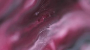 Odaklanamayan akrilik karışım. Boya dalgası. Bulanık, beyaz, siyah, sisli, akışkan, akışkan, hareketli, soyut sanat arka planı..