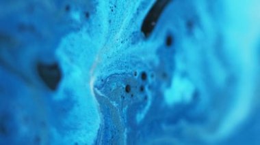 Boya karışımı dalga. Köpüklü sıvı karışımı. Odaklanmamış mavi renkli parlak parçacıklar akrilik yağ emülsiyon akışı hareket soyut sanat arka planı.