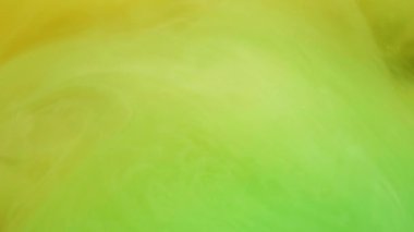 Parlak boya. Renkli karışım. Odaklanamayan parlak yeşil bulut, soyut modern sanat arka planında ilerleyen mürekkep buğusu girdabına sıçrıyor..