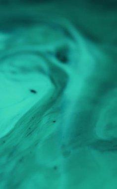 Dikey video. Sıvı sıçraması. Boya akışı. Odaklanamayan mavi renkli akrilik mürekkep sızıntısı dalgası yaratıcı soyut sanat arka planı.