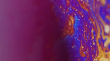 Benzin gökkuşağı. Boya karışımı. Odaklanmamış neon mor turuncu renk spektrumu yağlı boya damlacıkları akış hareketi soyut sanat arka planı.