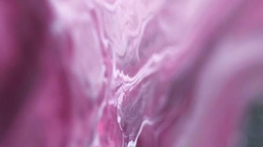 Odaklanmış sıvı karışımı. Mürekkep karışımı. Bulanık pembe renkli mermer parçacıklar. Sıvı emülsiyon akış hareketi. Soyut sanat arkaplanı..