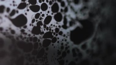 Asit mürekkebi. Köpük sıvısı. Koyu siyah soyut sanat arka planında odaksız mavi renkli köpüklü kimyasal sıvı dalga hareketi.