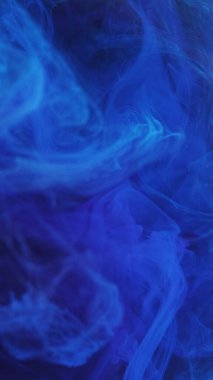 Soyut duman. Mürekkep darbesi. Odaklanamayan parlak mavi buhar boyası bulut akışı parlayan sıvı sanat arka planında hareket ediyor..