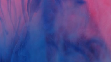 Sıvı sıçraması. Buhar bulutu. Mavi pembe renkli parlak akış mürekkebi. Soyut sanat arkaplanındaki parıltılı toz dokusu üzerinde sihirli duman..