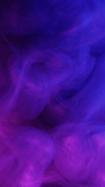 Dikey video. Neon duman girdabı. Suyu boya. Odaklanmamış floresan pembe mor renk gradyan parlaklık dokusu buhar girdabı soyut sanat arka planı.