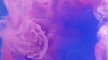 Akrilik boya. Pigment su altında. Odaklanamayan parlak pembe mavi çok renkli mürekkep bulutu soyut mavi sanat arka planında hareket ediyor..