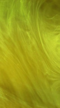 Dikey video. Duman girdabı. Mürekkep bulutu. Bulanık neon sarısı, parlak yeşil, bulanık bulut desenli, suda yüzen boya soyut sanat arkaplanı gibi hayal kuruyor..