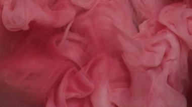 Boya suyu sıçraması. Duman bulutu. Odaklanmamış pembe renkte parıldayan parıldayan parıltı su altı patlaması kabarcığı soyut sanat arkaplanı gibi hareket ettiğini gösteriyor..