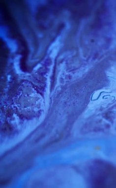 Dikey video. Boya sıçraması. Islak mermer. Odaklanamayan mavi renk parıldayan parçacıklar dokusu sıvı sızıntısı karışık hareket soyut sanat arkaplanı.