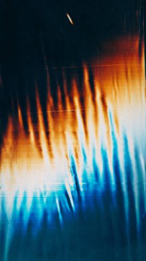 Yaşlanmış folyo dokusu. Eski film kaplaması. İşaret fişeği. Mavi turuncu renk, parlak toz çizgileri, buruşuk buruşuk dokuyu, koyu siyah illüstrasyon sanatının soyut arka planını bozar..