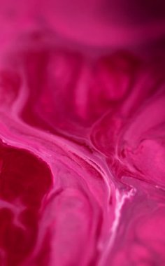 Dikey video. Islak mermer. Mürekkep karışımı. Bulanık neon pembe renk parıldayan desen sıvı akrilik emülsiyon dalga hareketi parlak soyut sanat arkaplan.