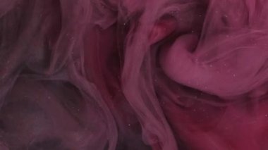 Sis bulutu. Boya suyu karışımı. Odaklanmamış pembe renkli toz parçacıkları koyu soyut sanat arka planında sis dalgası hareketi.