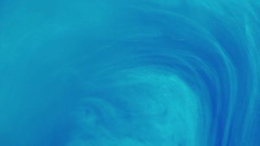 Işıl ışıl. Boya karıştırıyorum. Odaklanmamış parlak mavi sıçramalı mürekkep buharı girdabı duman bulutu sıvısı soyut sanat modern arka planda ilerliyor.