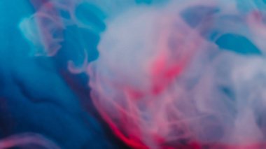 Sihir karışımı. Boya bulutu. Odaklanamayan ışıltı, soyut bulanık sanat arka planında sıvı pembe sıvı dumanlı buhar kabarcığı oluşturur.