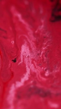 Dikey video. Boya akışı. Akrilik sıvı dökülmesi. Odaklanmamış kırmızı beyaz renk pigment toz parçacıkları su boyası mürekkep emülsiyon sıvı dalga hareketi soyut sanat arka planı.