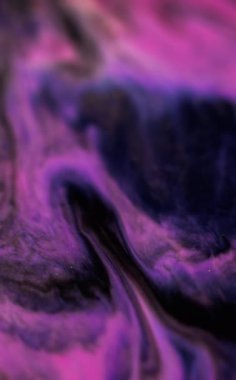 Dikey video. Mürekkep döküldü. Neon sıvısı karışımı. Bulanık pembe mor renkli, parlayan akrilik desen sıvı dalga hareketi koyu soyut sanat arkaplan.