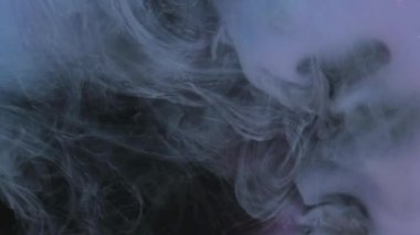 Sis bulutu. Boya suyu karışımı. Odaklanmamış mor renkli toz parçacıkları koyu soyut sanat arka planında sis dalgası hareketi.