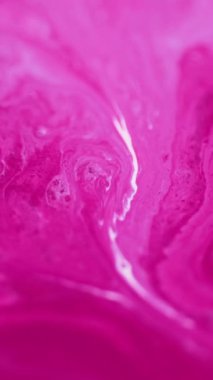Dikey video. Akrilik boya damlası. Su boyası. Odaklanmamış pembe beyaz renk pigment toz parçacıkları mürekkep sıvısı sıçrama sıvı akış hareketi soyut sanat arkaplanı.