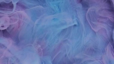 Mürekkep girdaplı su. Buhar bulutu. Odaklanmamış mavi pembe duman dalgası, mor parıldayan parıldayan parıltı dokusu, soyut sanat arka planında hareket olduğunu gösteriyor..