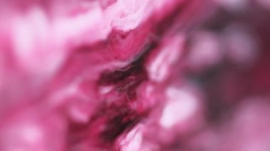 Odaklanamayan akrilik karışım. Sis akışı. Bulanık pembe siyah duman dokusu sıvı emülsiyon dağınık hareket soyut sanat arkaplanı.