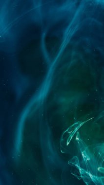 Boya su sıçratır. Sis girdabı. Odaklanamayan mavi renk, parlayan buhar dokusu mürekkep, soyut sanat arka planında dönen girdap..