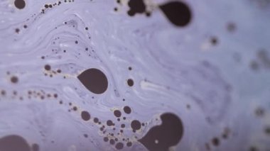 Kabarcık boyası. Asit sıvısı. Odaklanmamış mor yağ emülsiyonu sızıntısı koyu siyah ışık parıltısı üzerinde kaygan su birikintisi soyut sanat arkaplanı.